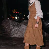 Katy Perry穿绒面连衣裙与好友同吃寿司宴 - 2022年1月20日