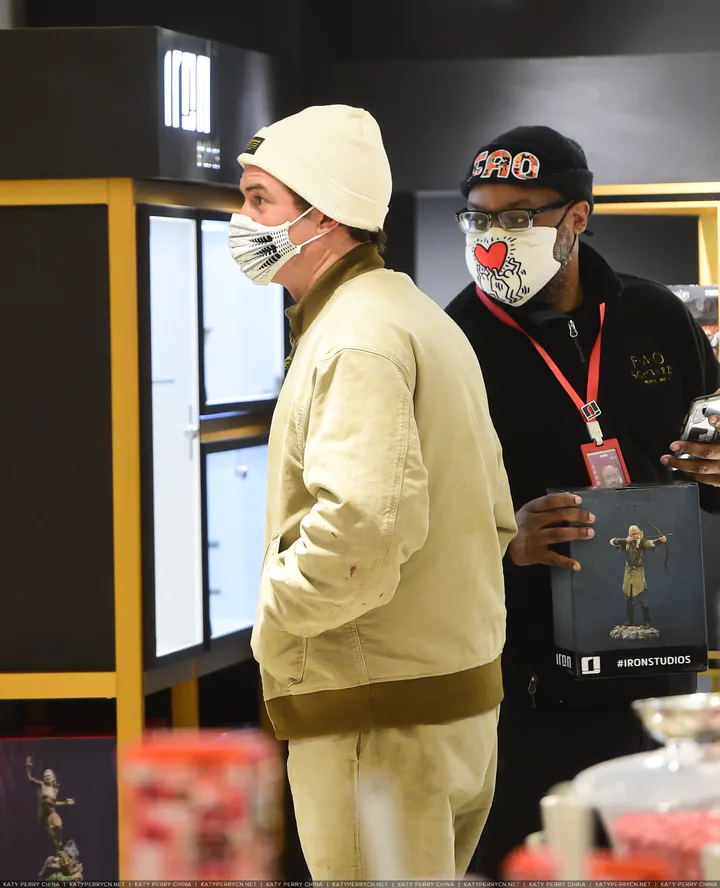 Katy Perry 和 Orlando Bloom 逛儿童玩具店 FAO Schwarz - 2022年1月28日