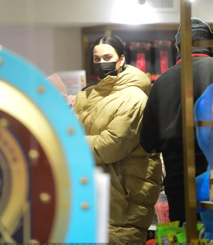 Katy Perry 和 Orlando Bloom 逛儿童玩具店 FAO Schwarz - 2022年1月28日