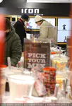 Katy Perry 和 Orlando Bloom 逛儿童玩具店 FAO Schwarz - 2022年1月28日