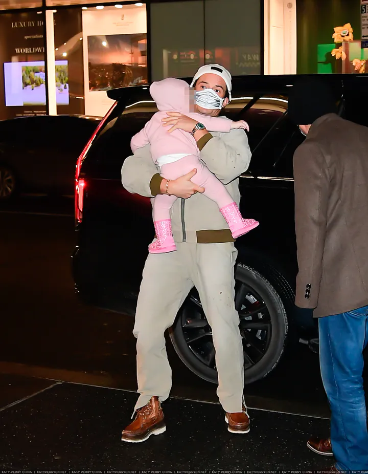 Katy Perry 和 Orlando Bloom 逛儿童玩具店 FAO Schwarz - 2022年1月28日