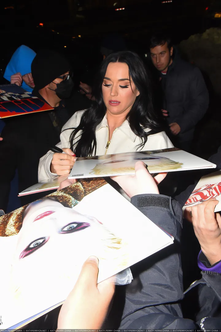 Katy Perry 演出《周六夜现场》后离开 - 2022年1月29日