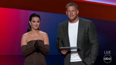 Katy Perry 颁发年度最佳防守球员奖 - 2022 NFL Honors颁奖礼