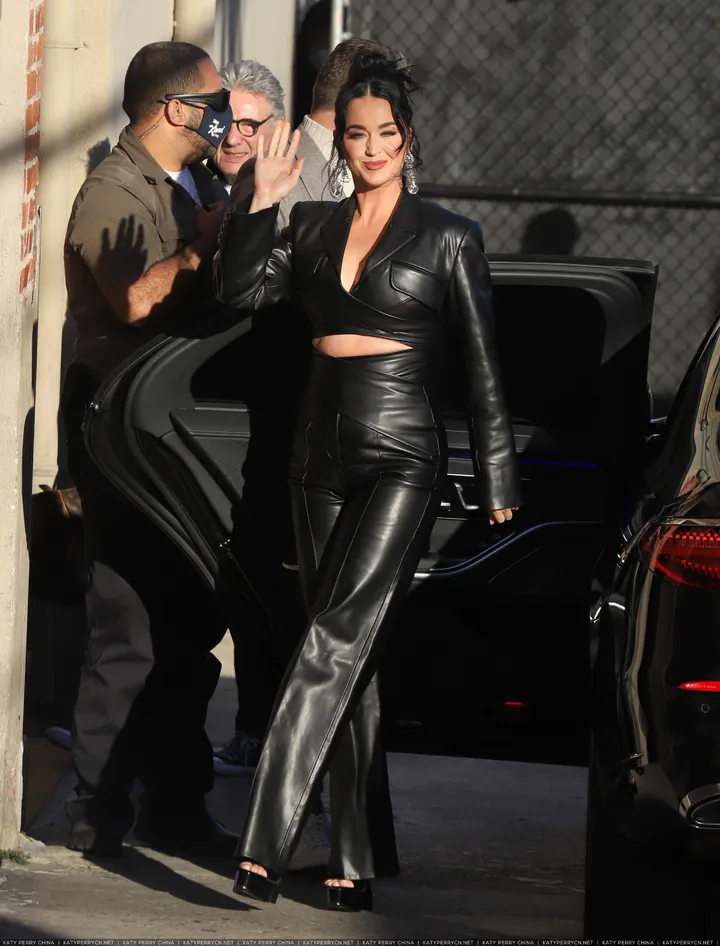 到达 “Jimmy Kimmel Live!” - 2022年2月24日