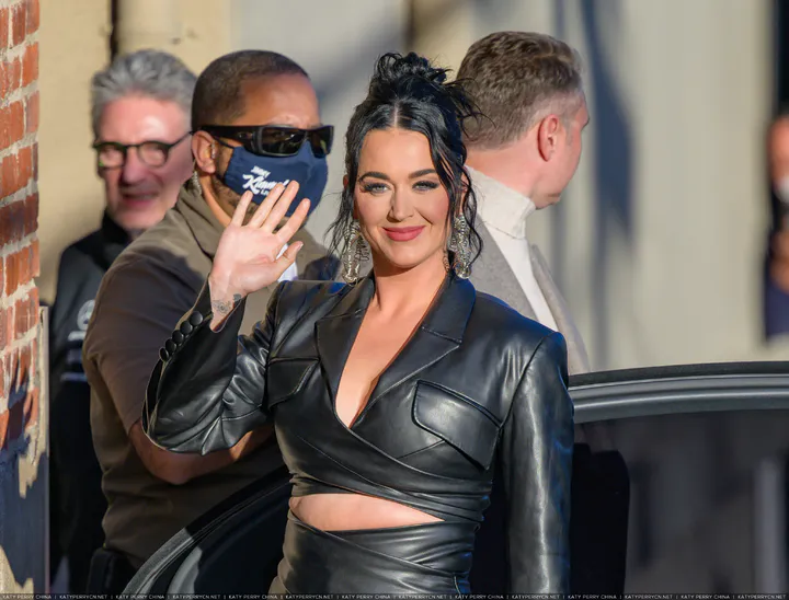 到达 “Jimmy Kimmel Live!” - 2022年2月24日