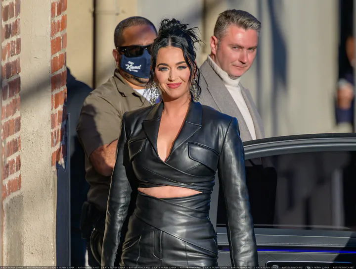 到达 “Jimmy Kimmel Live!” - 2022年2月24日