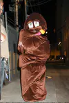 打扮成'大便先生 Mr. Poop' 离开“Jimmy Kimmel Live!” - 2022年2月24日