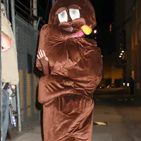 打扮成'大便先生 Mr. Poop' 离开“Jimmy Kimmel Live!” - 2022年2月24日