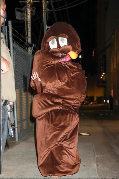 打扮成'大便先生 Mr. Poop' 离开“Jimmy Kimmel Live!” - 2022年2月24日