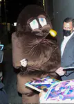 打扮成'大便先生 Mr. Poop' 离开“Jimmy Kimmel Live!” - 2022年2月24日
