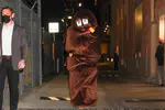 打扮成'大便先生 Mr. Poop' 离开“Jimmy Kimmel Live!” - 2022年2月24日
