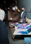 打扮成'大便先生 Mr. Poop' 离开“Jimmy Kimmel Live!” - 2022年2月24日