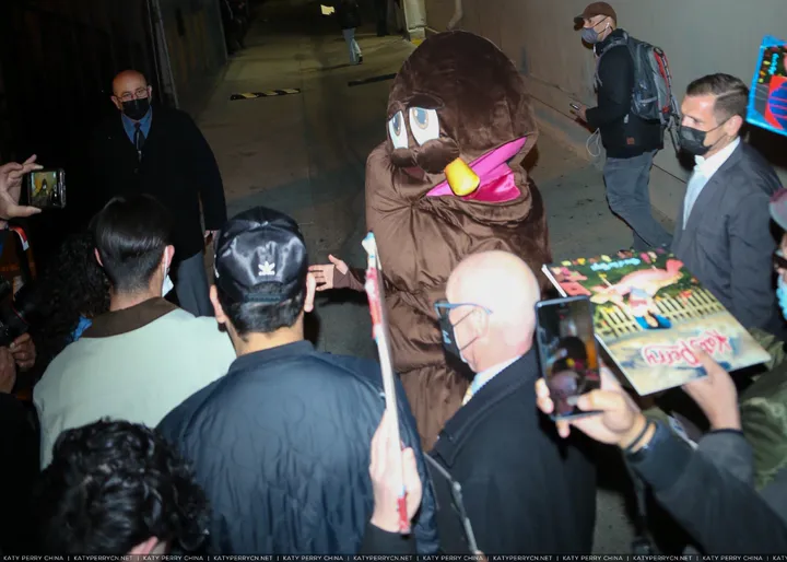 打扮成'大便先生 Mr. Poop' 离开“Jimmy Kimmel Live!” - 2022年2月24日