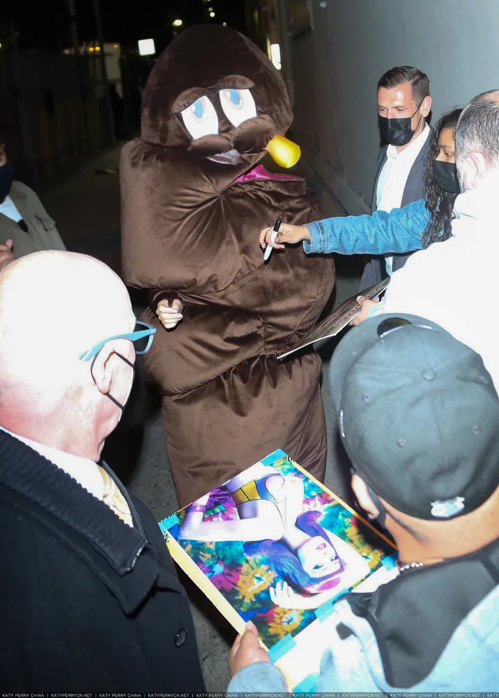 打扮成'大便先生 Mr. Poop' 离开“Jimmy Kimmel Live!” - 2022年2月24日