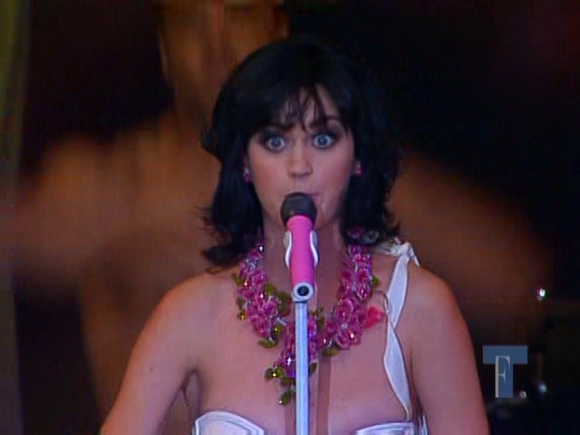 I Kissed A Girl & Hot N Cold (Fashion Cares 现场版)