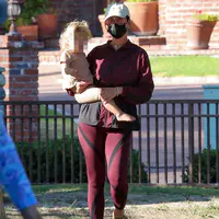 凯蒂佩芮带娃在比佛利山庄的公园里享受下午的时光 - 2022年7月25日