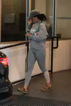 凯蒂佩芮从贝弗利山庄一家医疗大楼里快速离开