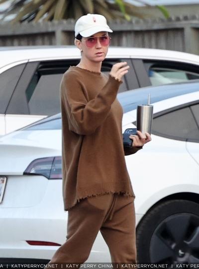 凯蒂佩芮带着她可爱的女儿黛西去南瓜园