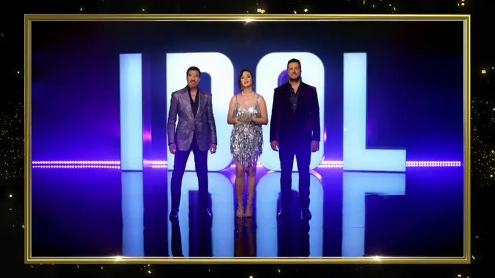 美国偶像三位评委在 “New Year's Rockin' Eve” 跨年晚会节目中送上新年祝福