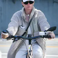 凯蒂佩芮和奥兰多布鲁姆带女儿和父母去动物园