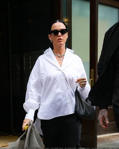 Katy Perry leaves her NYC hotel