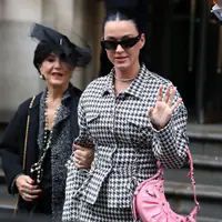 Katy Perry leaves her hotel with her mom