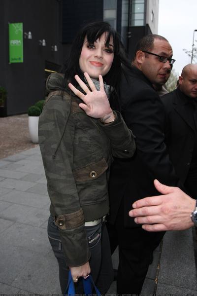 凯蒂佩芮离开利物浦的酒店前往回声体育馆进行彩排