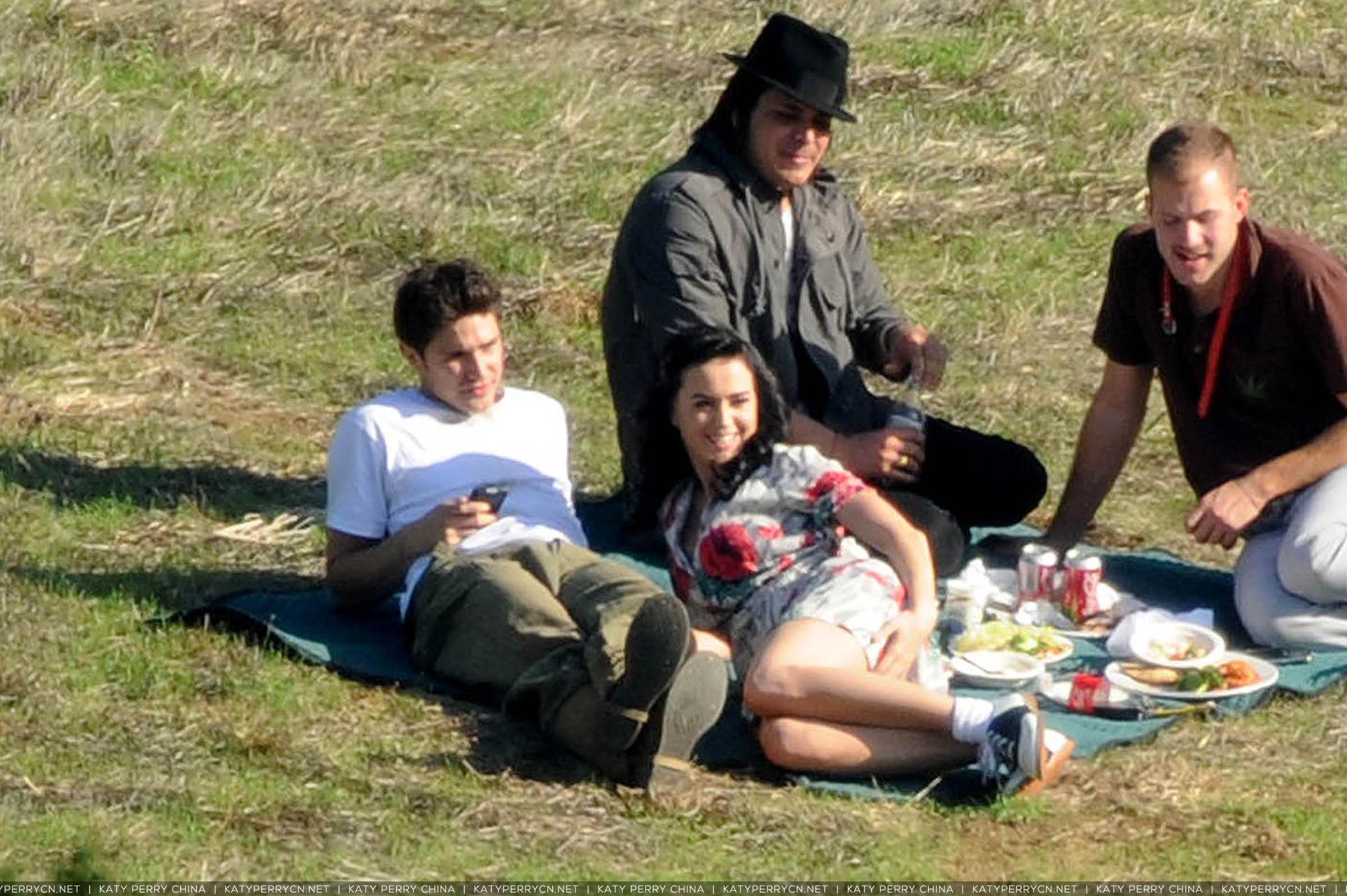 凯蒂佩芮拍摄新的音乐录影带《Thinking of You》