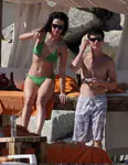 ​Katy Perry和Travis McCoy在墨西哥海滩度过圣诞