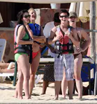 ​Katy Perry和Travis McCoy在墨西哥海滩度过圣诞