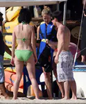 ​Katy Perry和Travis McCoy在墨西哥海滩度过圣诞