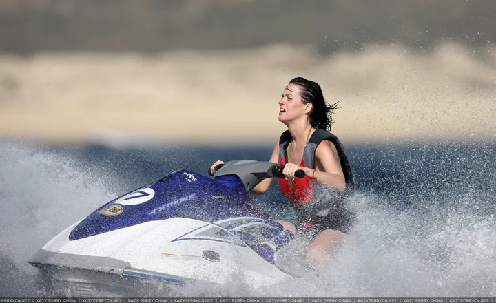 ​Katy Perry和Travis McCoy在墨西哥海滩度过圣诞