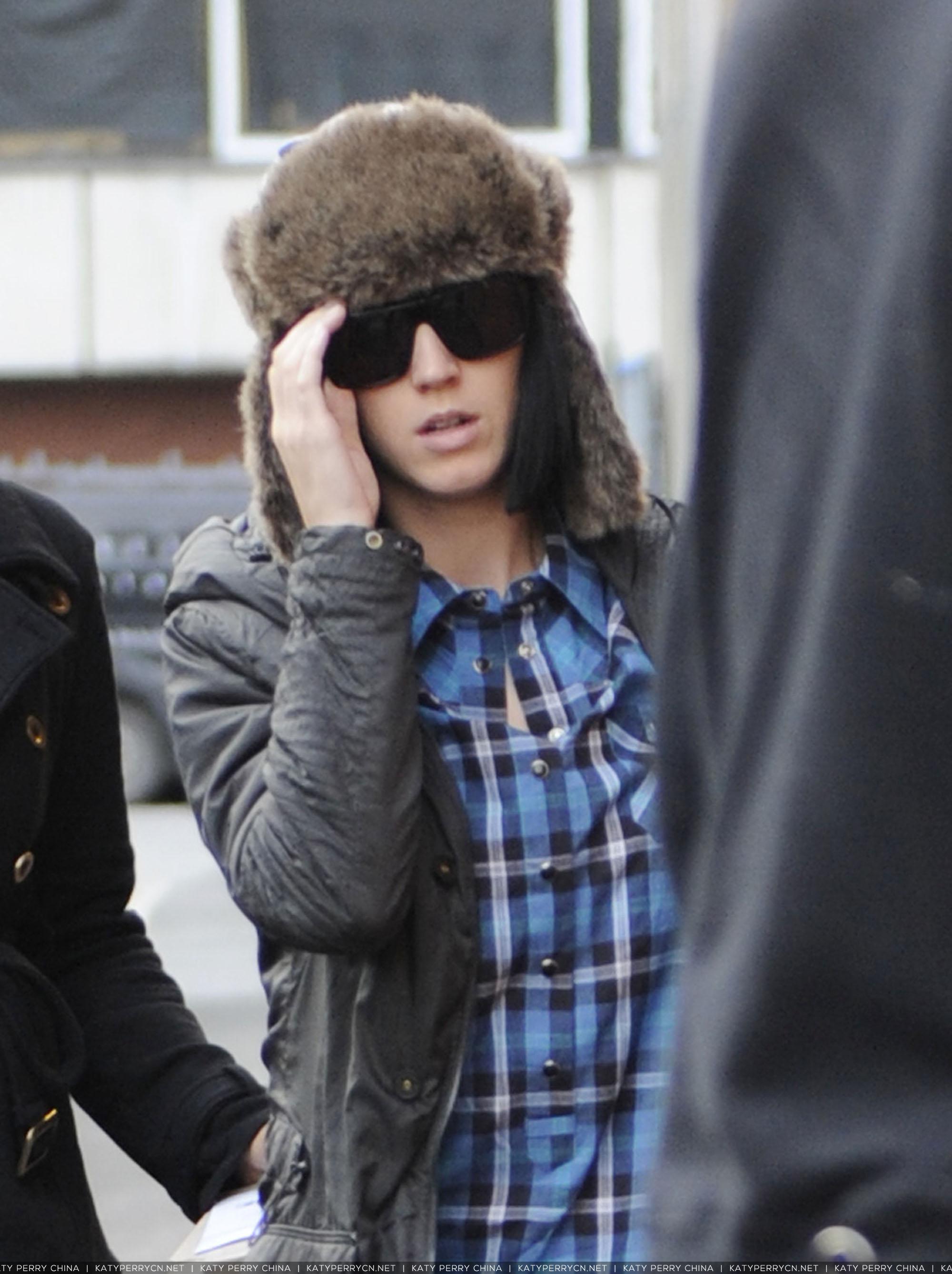 在演出前抵达曼彻斯特学院