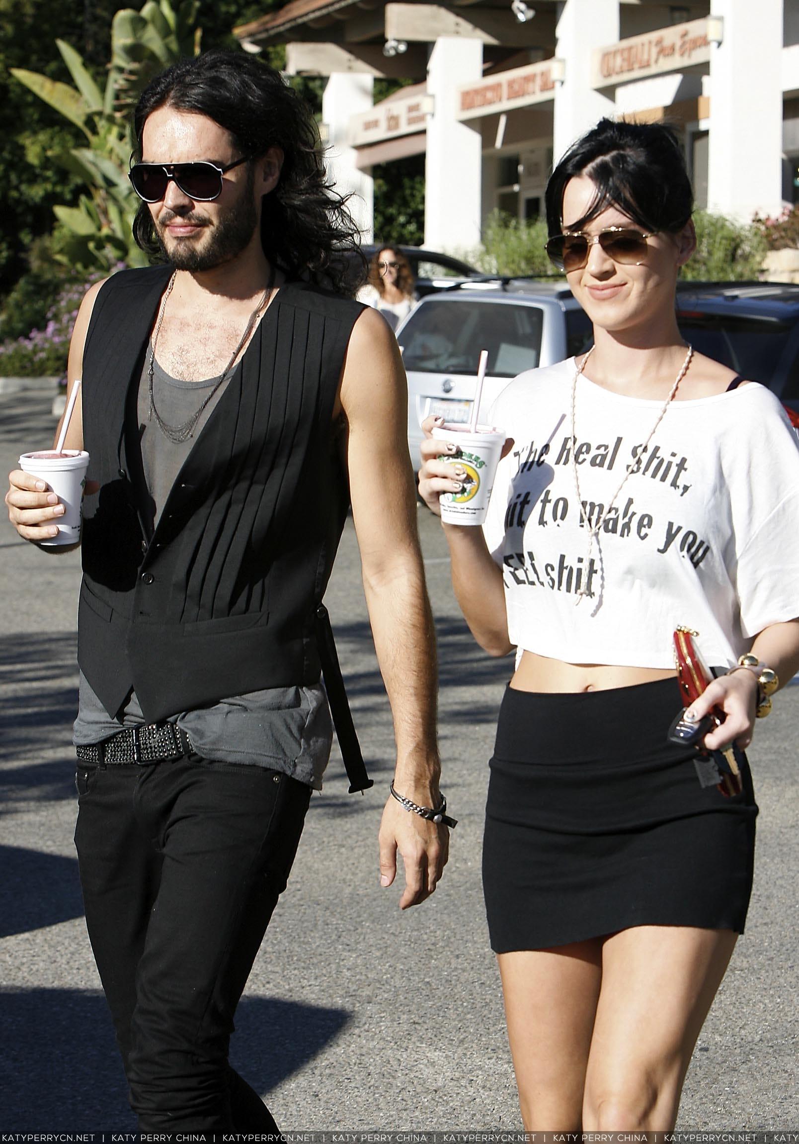 罗素布兰德和凯蒂佩芮离开酒店去买东西喝