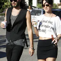 罗素布兰德和凯蒂佩芮离开酒店去买东西喝