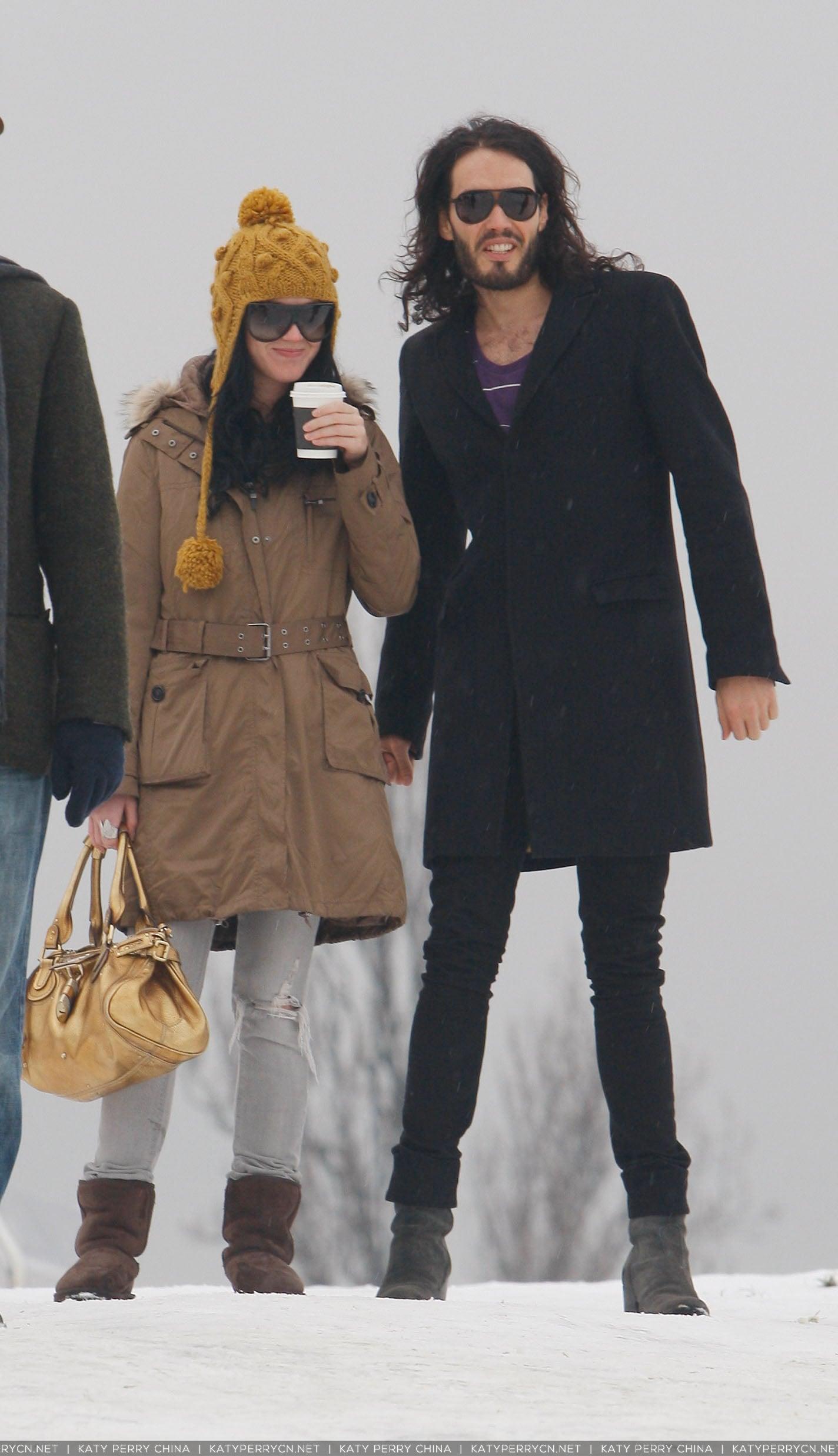 凯蒂佩芮和拉塞尔布兰德在汉普斯特德希斯散步