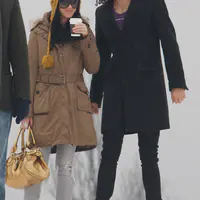 凯蒂佩芮和拉塞尔布兰德在汉普斯特德希斯散步