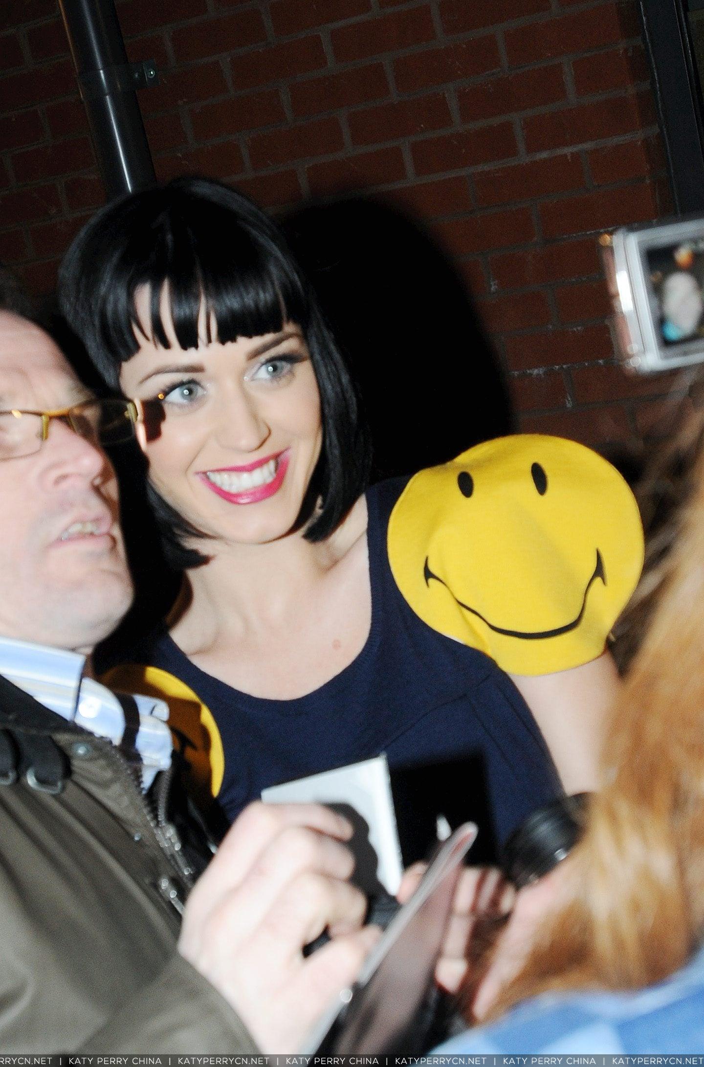 凯蒂佩芮在曼彻斯特学院外给粉丝签名合影