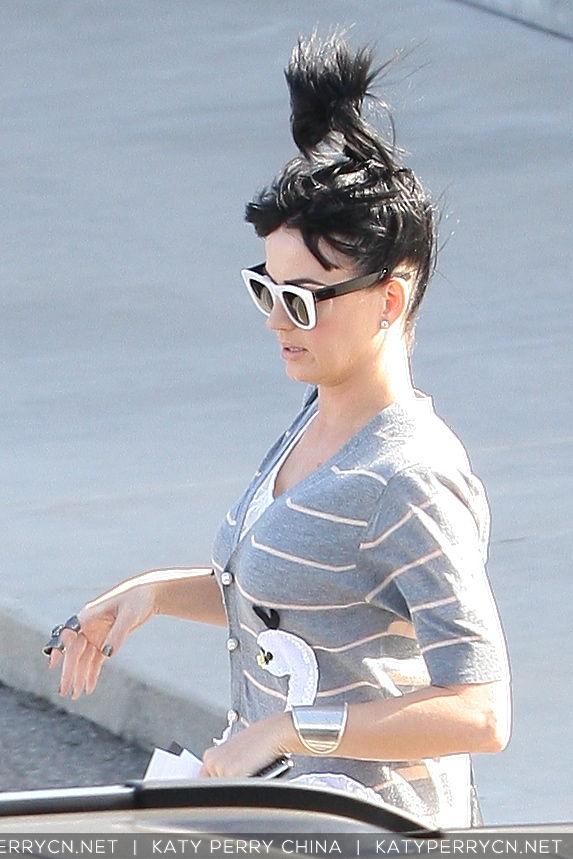 在完成写真拍摄后，在洛杉矶的Maxfield时尚买手店购物