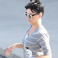 在完成写真拍摄后，在洛杉矶的Maxfield时尚买手店购物