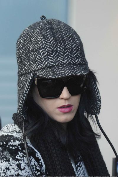 凯蒂佩芮穿着冬装围着围巾抵达希思罗机场