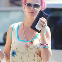 凯蒂佩芮在洛杉矶的一个加油站买奇多和八卦杂志