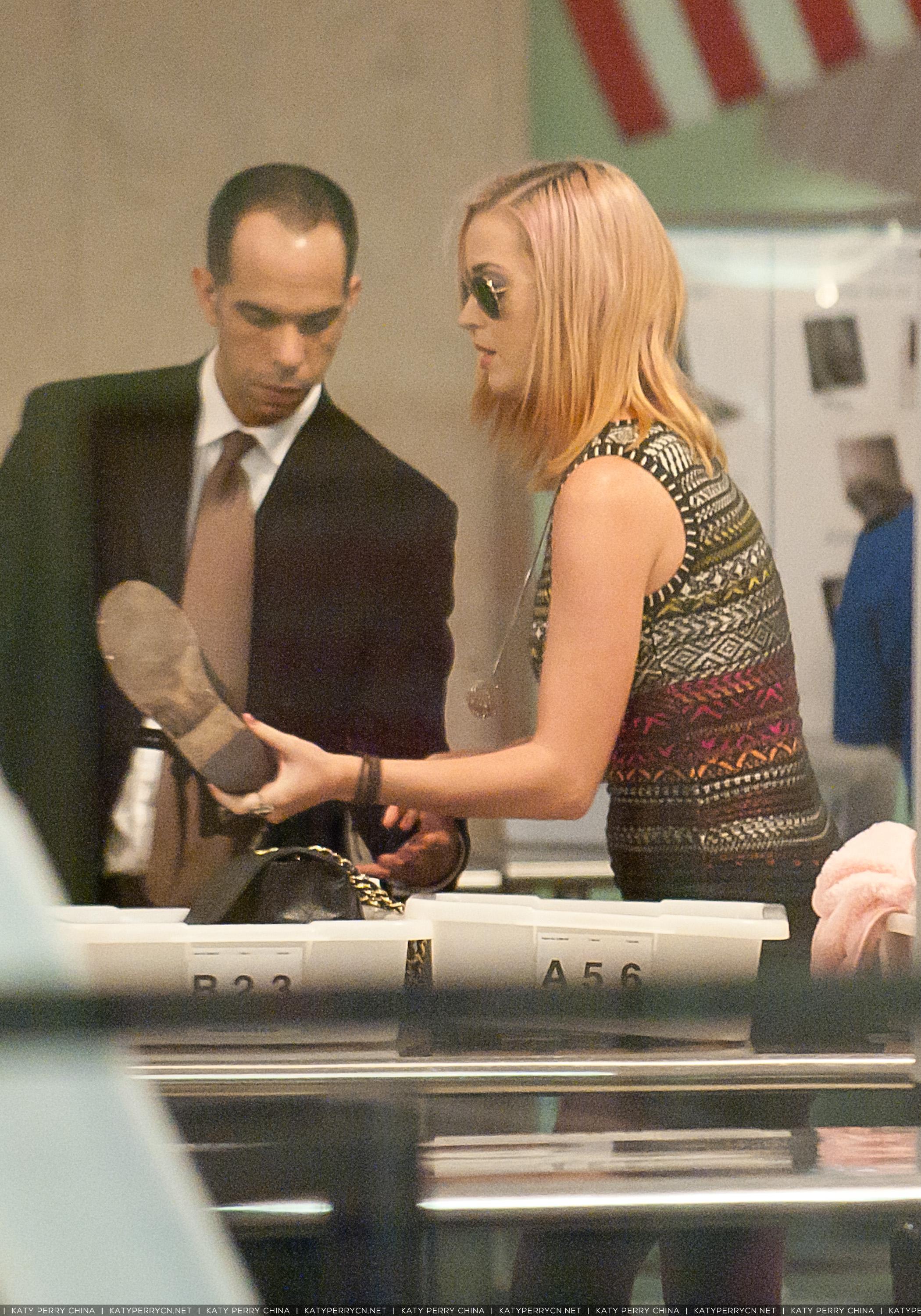 凯蒂佩芮在洛杉矶国际机场进行安检