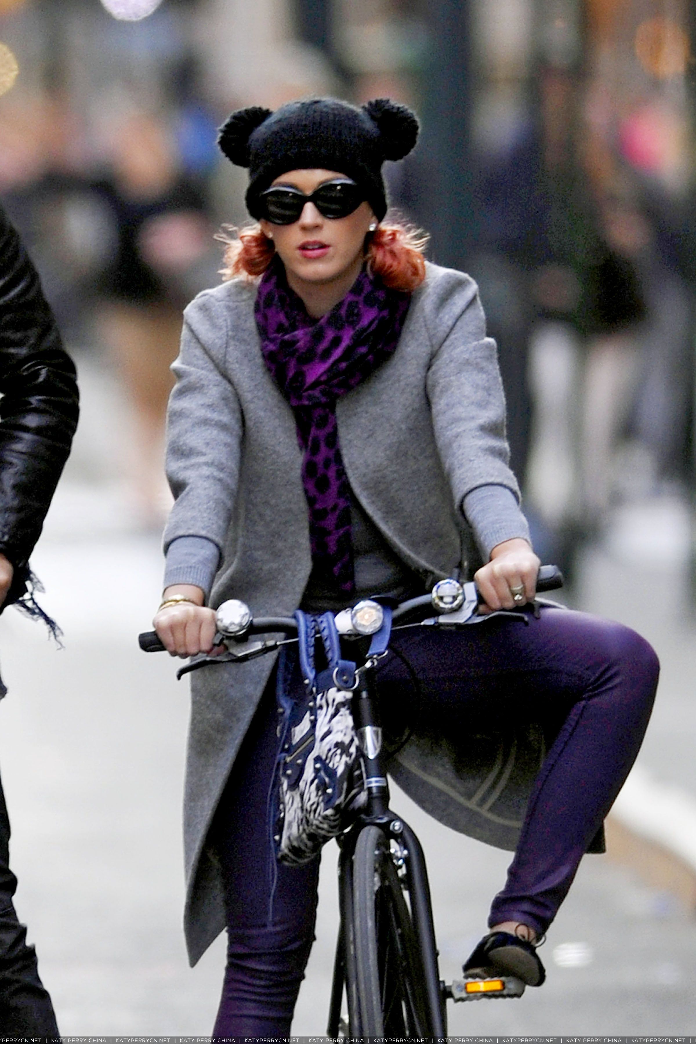 拉塞尔布兰德和凯蒂佩芮在纽约市骑自行车