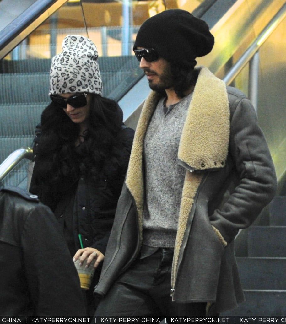 拉塞尔布兰德和凯蒂佩芮抵达洛杉矶国际机场