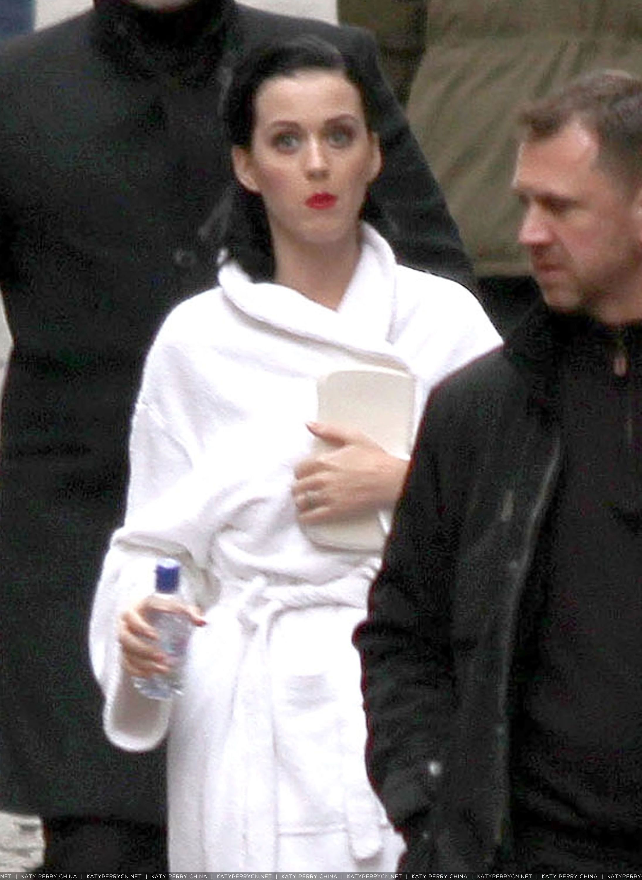 凯蒂佩芮与随行人员离开法国巴黎的“Le Grand Vefour”餐厅