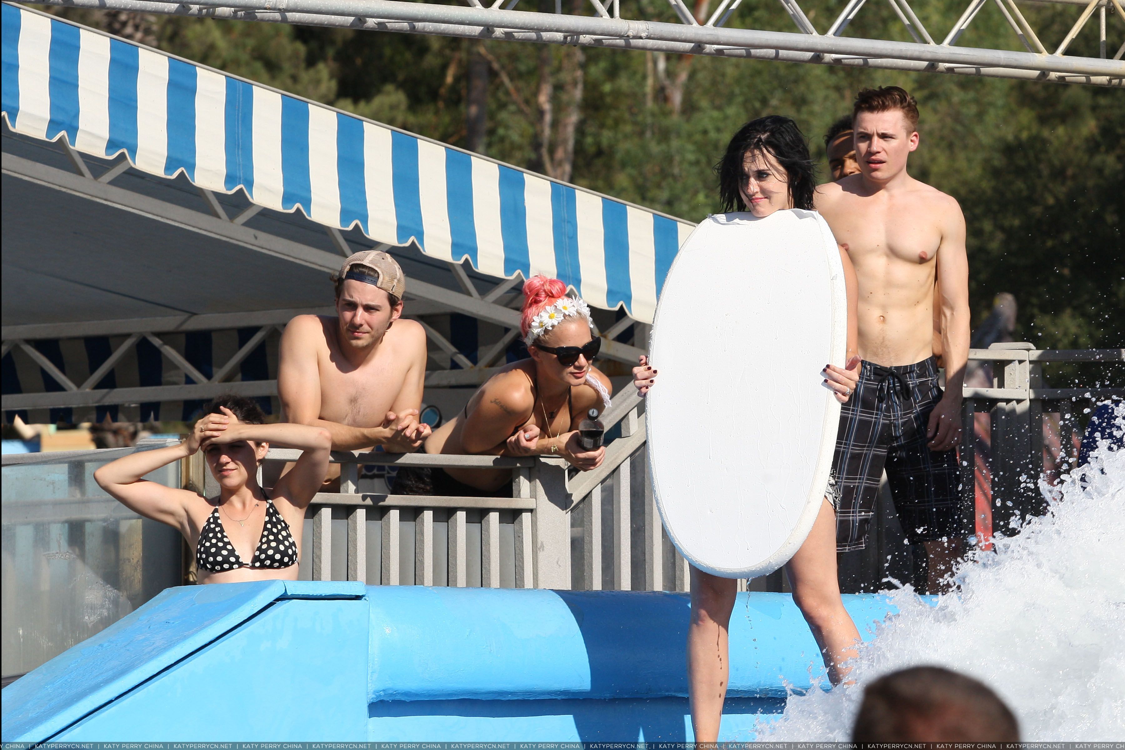 凯蒂佩芮在加利福尼亚州圣迪马斯狂潮水上乐园游玩