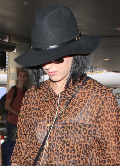 凯蒂佩芮抵达美国洛杉矶国际机场