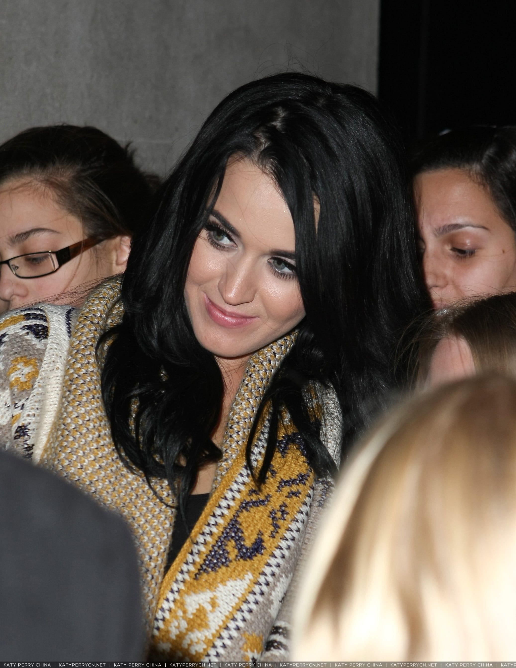 凯蒂佩芮在百思买剧院演出结束后与歌迷合影