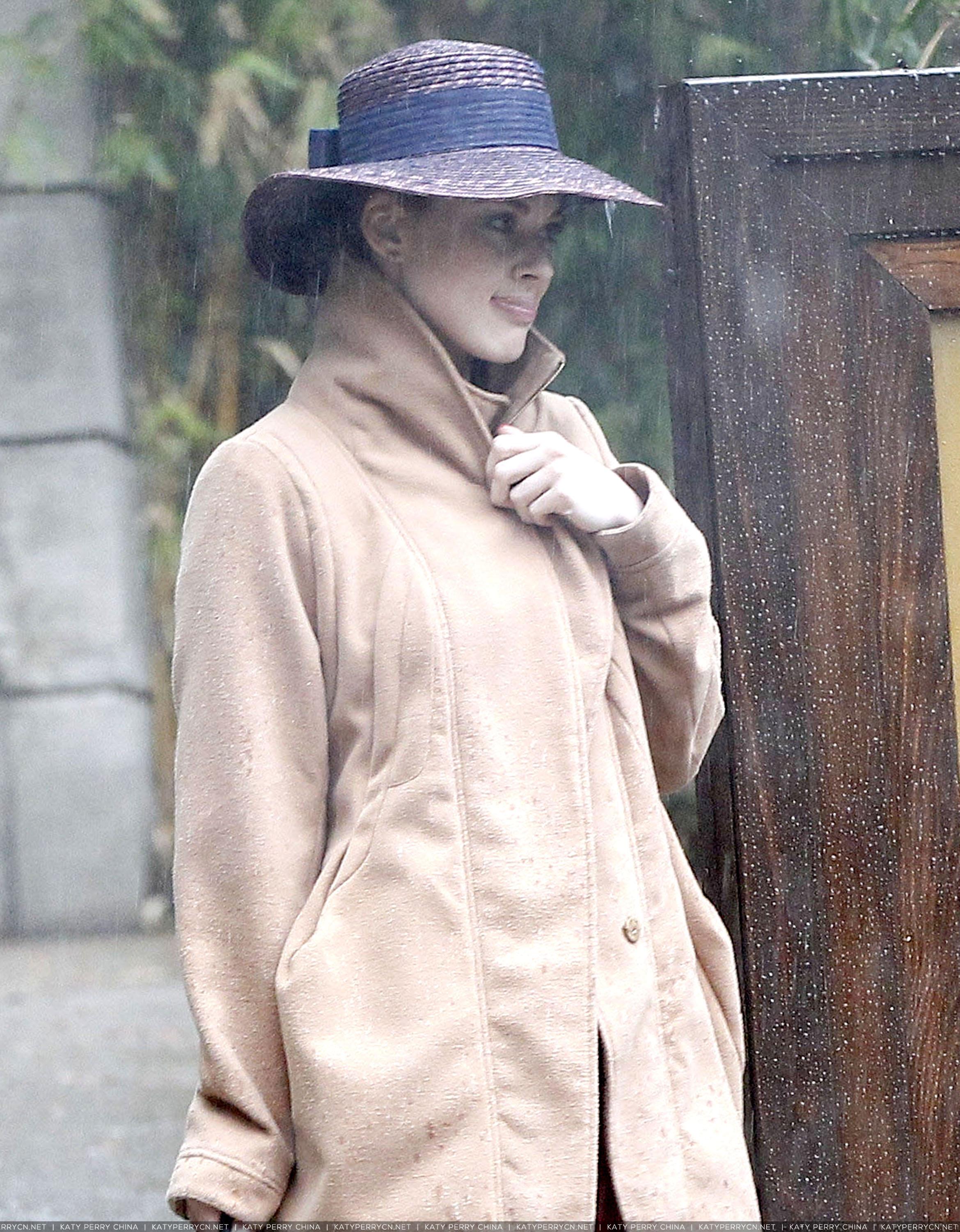 凯蒂佩芮冒雨前往科切拉音乐节